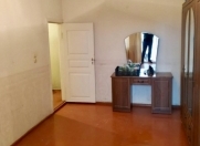 Satılır 4 otaqlı 100 m2 köhnə tikili İnşaatçılar m.