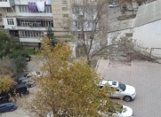 Satılır 3 otaqlı 90 m2 köhnə tikili İnşaatçılar m.