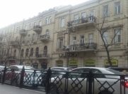 İcarəyə verilir 2 otaqlı 65 m2 köhnə tikili Sahil m.