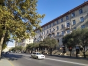 Satılır 2 otaqlı 60 m2 köhnə tikili Elmlər Akademiyası m.