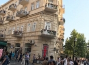 Satılır 2 otaqlı 75 m2 köhnə tikili Sahil m.
