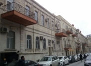 Satılır 4 otaqlı 90 m2 köhnə tikili Səbail r.