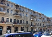 İcarəyə verilir 4 otaqlı 200 m2 köhnə tikili Səbail r.