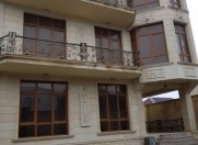 Satılır 9 otaqlı 302 m2 villa Novxanı