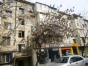 İcarəyə verilir 2 otaqlı 40 m2 köhnə tikili Memar Əcəmi m.