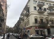 Satılır 2 otaqlı 65 m2 köhnə tikili Sahil m.