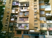 Satılır 3 otaqlı 86 m2 köhnə tikili Neapol dairəsi