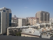 İcarəyə verilir 4 otaqlı 190 m2 yeni tikili Nizami m.