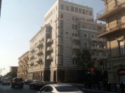 Satılır 4 otaqlı 101 m2 köhnə tikili Sahil m.