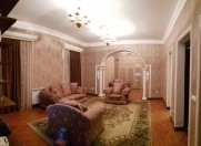 İcarəyə verilir 5 otaqlı 100 m2 köhnə tikili Nizami m.