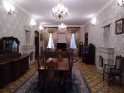 İcarəyə verilir 5 otaqlı 300 m2 köhnə tikili Sahil m.