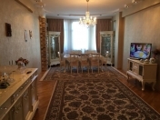 İcarəyə verilir 3 otaqlı 137 m2 yeni tikili Memar Əcəmi m.