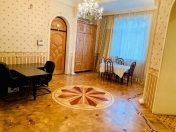 Satılır 4 otaqlı 156 m2 köhnə tikili Sahil m.