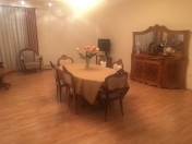 İcarəyə verilir 5 otaqlı 210 m2 yeni tikili 28 May m.