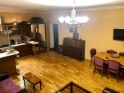 İcarəyə verilir 4 otaqlı 150 m2 köhnə tikili Şah İsmayıl Xətai m.