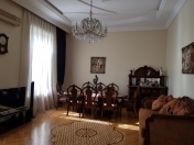 Satılır 4 otaqlı 140 m2 köhnə tikili Heydər Əliyev sarayı