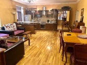 İcarəyə verilir 4 otaqlı 150 m2 köhnə tikili Xətai r.