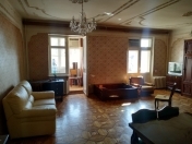 İcarəyə verilir 3 otaqlı 100 m2 köhnə tikili İçəri Şəhər m.