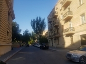 Satılır 4 otaqlı 96 m2 köhnə tikili Qubernator parkı