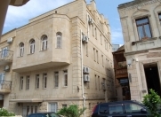 İcarəyə verilir 3 otaqlı 100 m2 köhnə tikili İçəri Şəhər m.