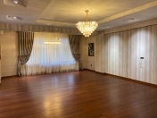 Satılır 5 otaqlı 250 m2 yeni tikili 28 May m.
