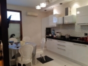 Satılır 5 otaqlı 250 m2 yeni tikili 28 May m.