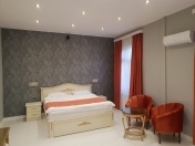 Satılır 4 otaqlı 215 m2 köhnə tikili Sahil m.