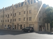 İcarəyə verilir 38 otaqlı 80 m2 köhnə tikili ABŞ səfirliyi