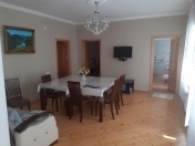 İcarəyə verilir 4 otaqlı 150 m2 həyət evi Qax