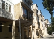 Satılır 4 otaqlı 85 m2 köhnə tikili İnşaatçılar m.