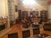 Satılır 6 otaqlı 310 m2 köhnə tikili Axundov bağı