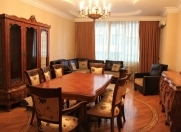 İcarəyə verilir 5 otaqlı 200 m2 yeni tikili Altes Plaza