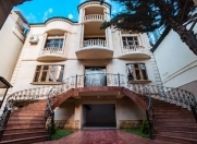 Satılır 8 otaqlı 684 m2 villa Ayna Sultanova heykəli