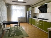 İcarəyə verilir 4 otaqlı 200 m2 yeni tikili Şah İsmayıl Xətai m.