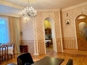 Satılır 4 otaqlı 156 m2 köhnə tikili Sahil m.