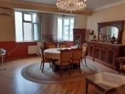 Satılır 3 otaqlı 130 m2 yeni tikili 28 May m.