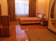 İcarəyə verilir 5 otaqlı 220 m2 yeni tikili 28 May m.