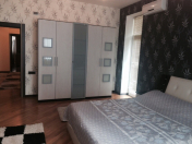 İcarəyə verilir 4 otaqlı 170 m2 yeni tikili Nizami m.