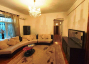 İcarəyə verilir 4 otaqlı 150 m2 köhnə tikili Elmlər Akademiyası m.