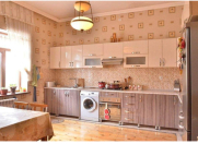 Satılır 4 otaqlı 180 m2 həyət evi Bakıxanov