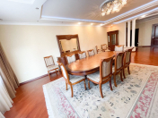 İcarəyə verilir 4 otaqlı 176 m2 yeni tikili Nizami m.