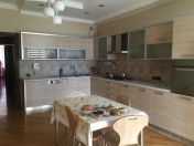 İcarəyə verilir 3 otaqlı 130 m2 yeni tikili Gənclik m.