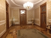 Satılır 6 otaqlı 300 m2 köhnə tikili Sahil m.