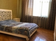 Satılır 4 otaqlı 130 m2 yeni tikili İnşaatçılar m.