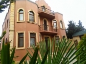 Satılır 7 otaqlı 360 m2 həyət evi Xalqlar Dostluğu m.