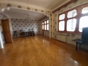 İcarəyə verilir 3 otaqlı 120 m2 köhnə tikili 8 mkr