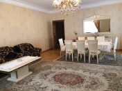 Satılır 4 otaqlı 220 m2 yeni tikili Elmlər Akademiyası m.