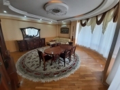 İcarəyə verilir 3 otaqlı 135 m2 yeni tikili 8 Noyabr m.