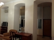 Satılır 4 otaqlı 120 m2 köhnə tikili Səbail r.