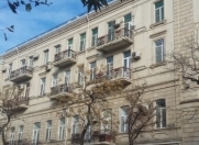 İcarəyə verilir 2 otaqlı 98 m2 köhnə tikili Şah İsmayıl Xətai m.